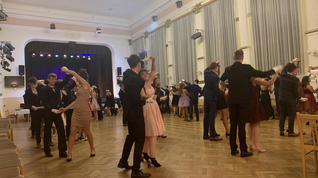 V Hradci Králové začaly taneční kurzy pro mládež. I těch se týkají některá hygienická opatření