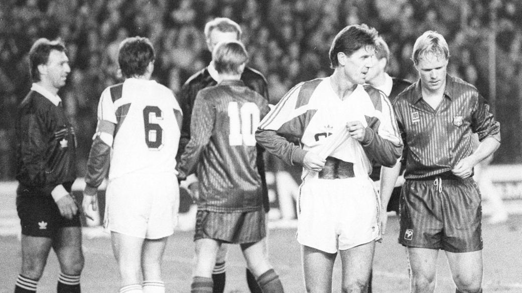 Jozef Chovanec a Ronald Koeman si vyměňují dresy po památném vítězství Sparty nad Barcelonou 1:0 v Lize mistrů (1. 4. 1992)
