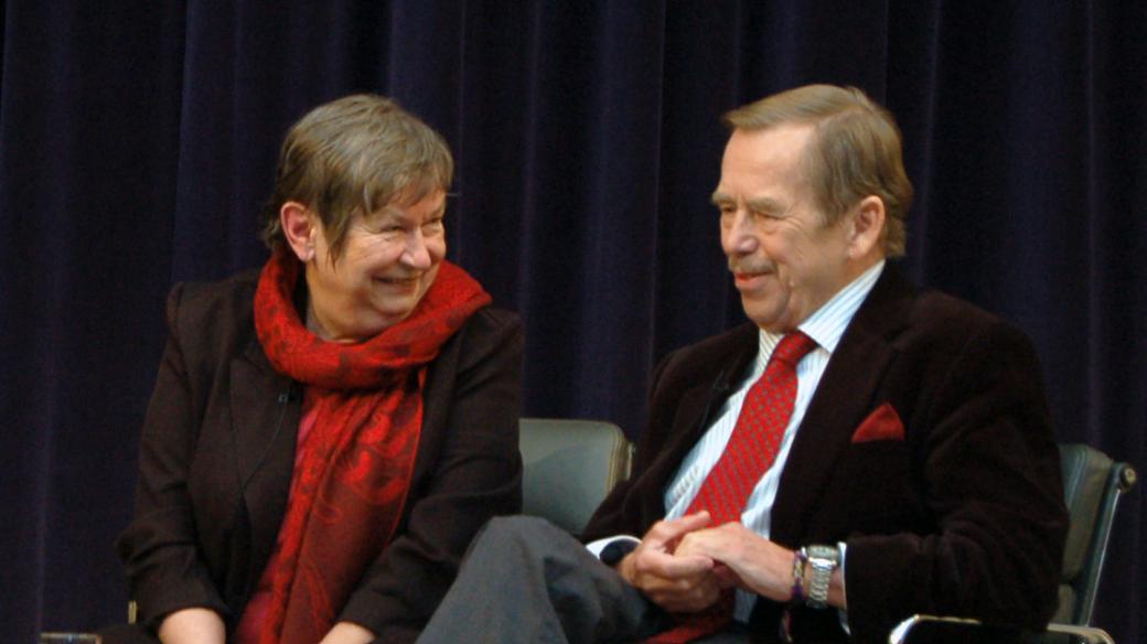 Bývalý český prezident Václav Havel (vpravo) debatoval 27. září v Britské knihovně v Londýně o anglickém vydání své knihy Prosím stručně (To the Castle and Back). Vlevo je spisovatelka Zdena Tominová, která diskusi tlumočila
