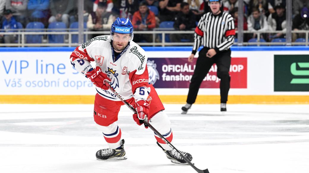 Hokejový obránce Jakub Jeřábek letos slavil extraligový titul s Třincem, ale na šampionát se nepodívá