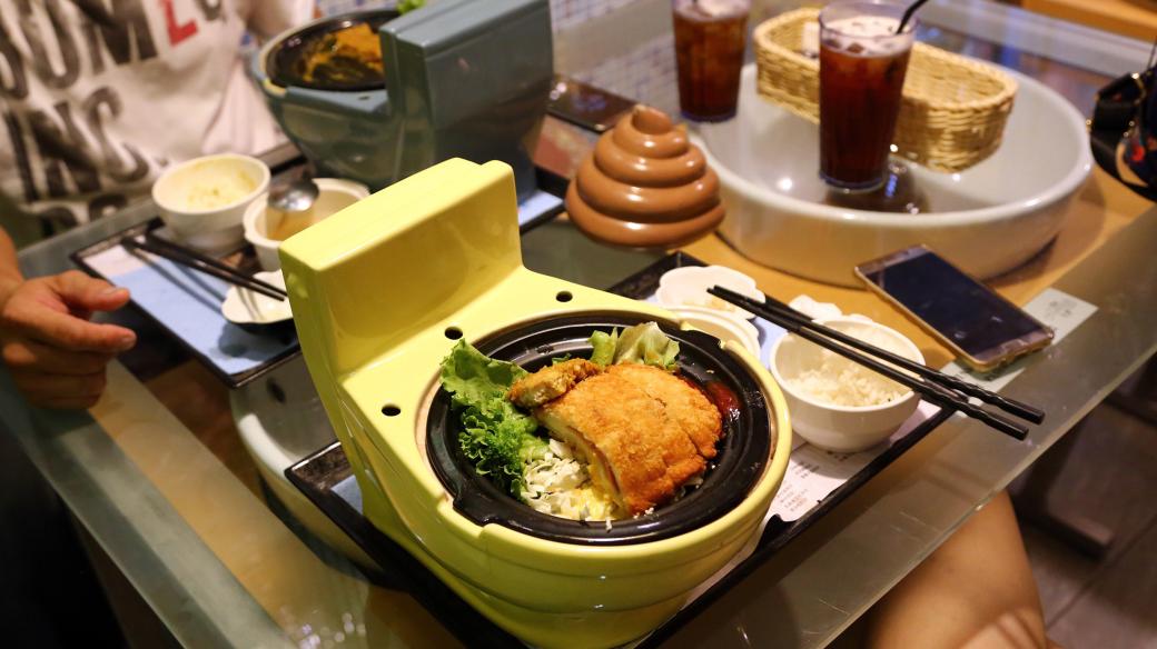 V téhle restauraci na Taiwanu nejenže na záchodových mísách hosté sedí, ale i z nich konzumují