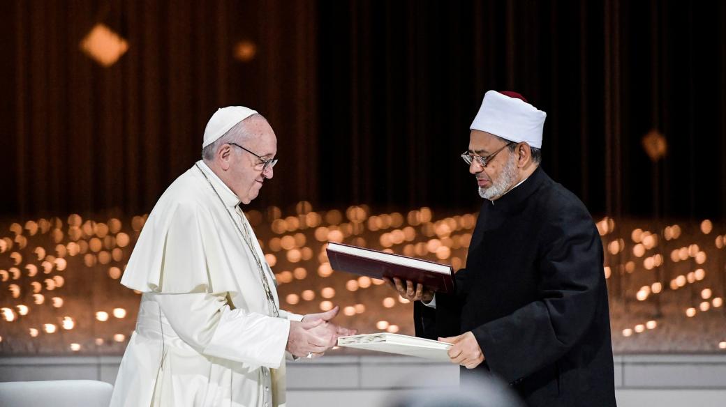 Papež František a imám Ahmed al Tajíb během setkání v Abú Dhabí