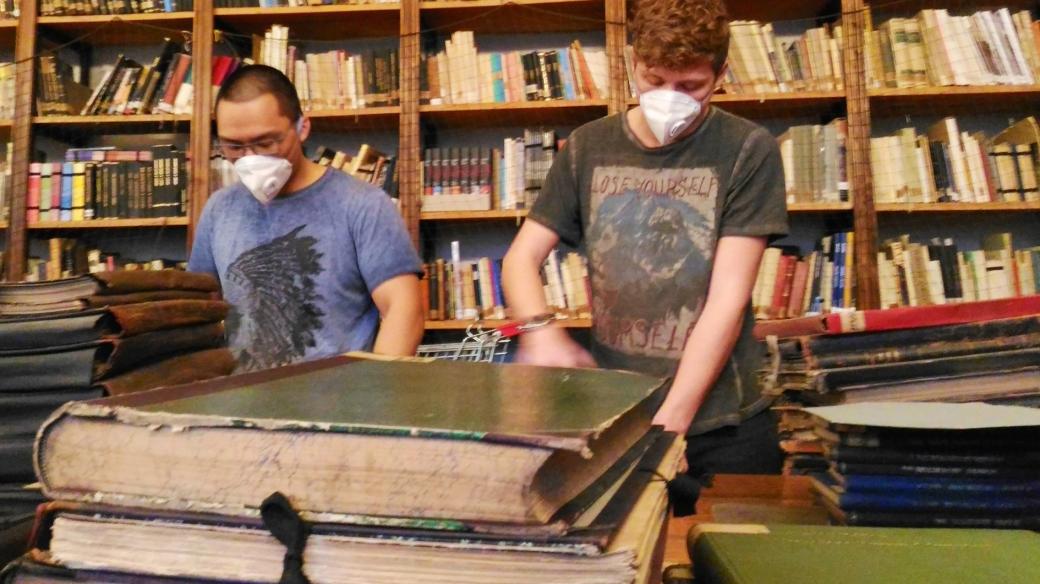 Knihy je potřeba také očistit, s tím libereckému muzeu pomáhají brigádníci