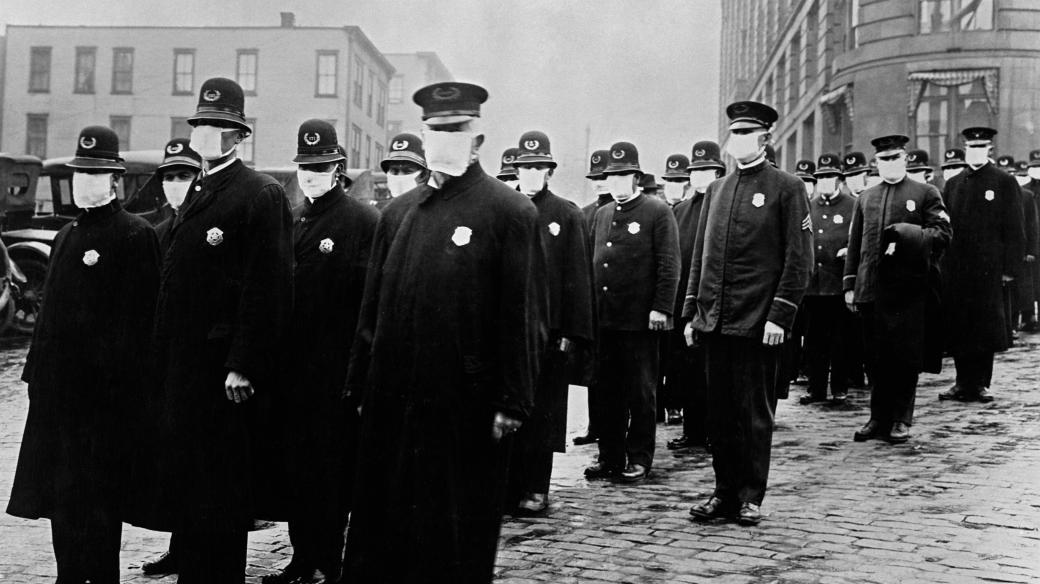 Američtí policisté s rouškami v době španělské chřipky v roce 1918