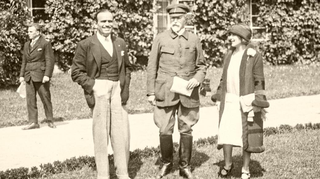 T. G. Masaryk s americkýmí herci Douglasem Fairbanksem a Mary Pickfordovou během jejich návštěvy lánského zámku v roce 1926
