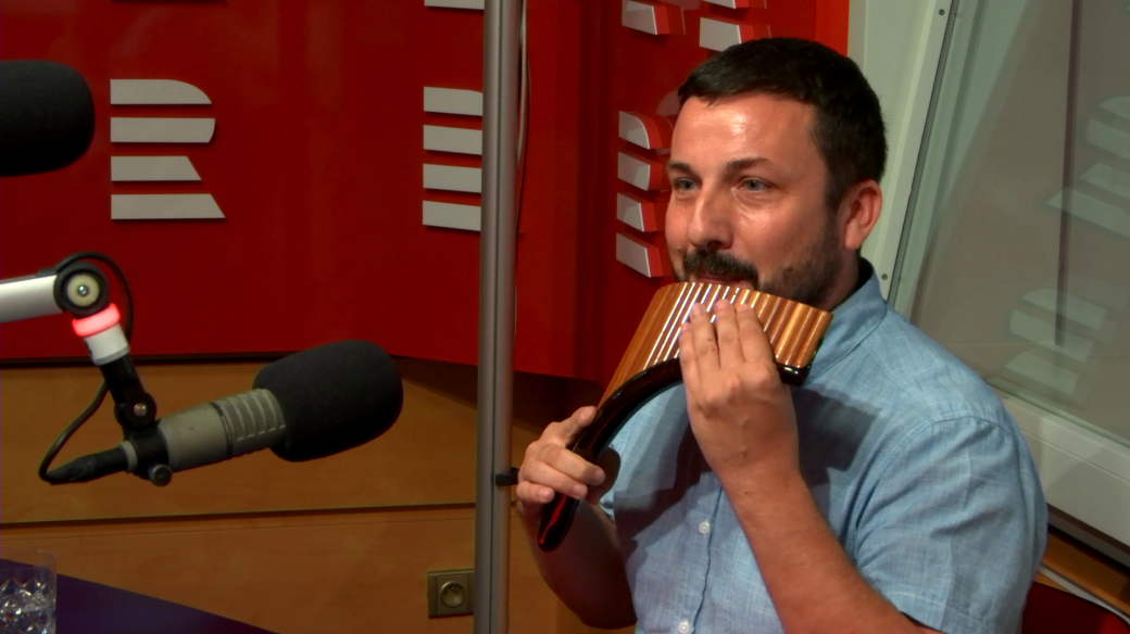 Petr Tomeček hraje na Panovu flétnu