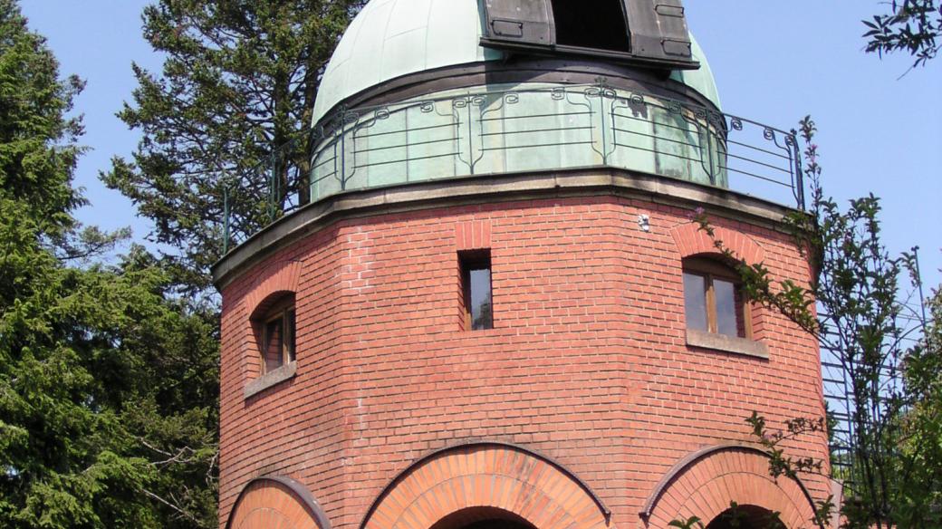 Hvězdárna Ondřejov je souborem několika staveb. Toto je historická pozorovatelna z počátku minulého století. Střecha se otevírá točením klikou 