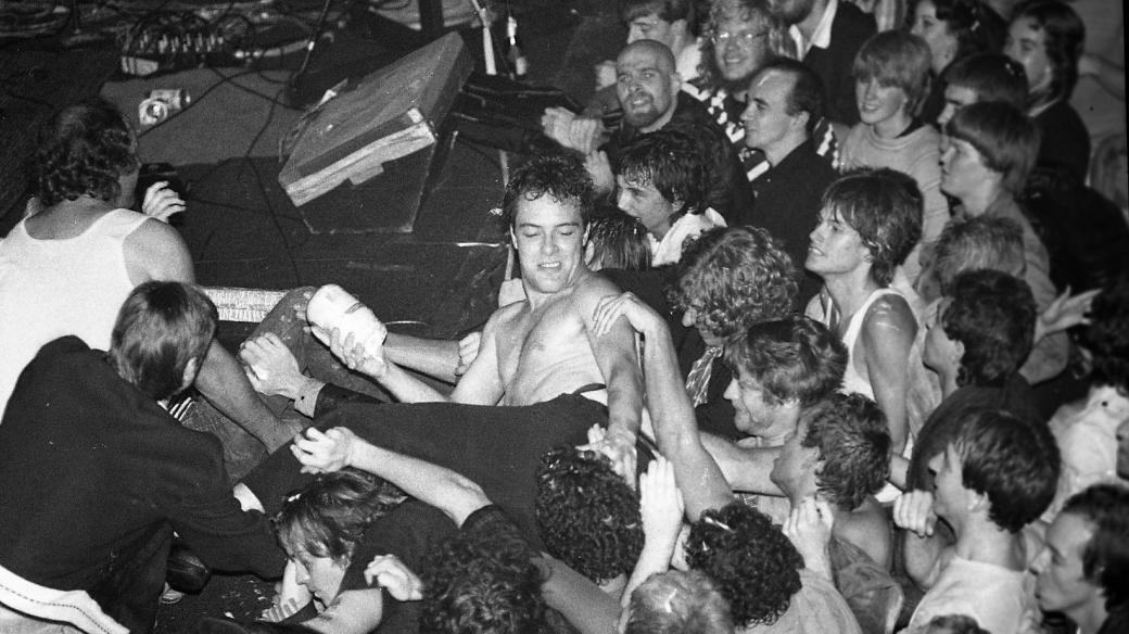 Jello Biafra mezi fanoušky během koncertu Dead Kennedys (San Francisco, 1979)