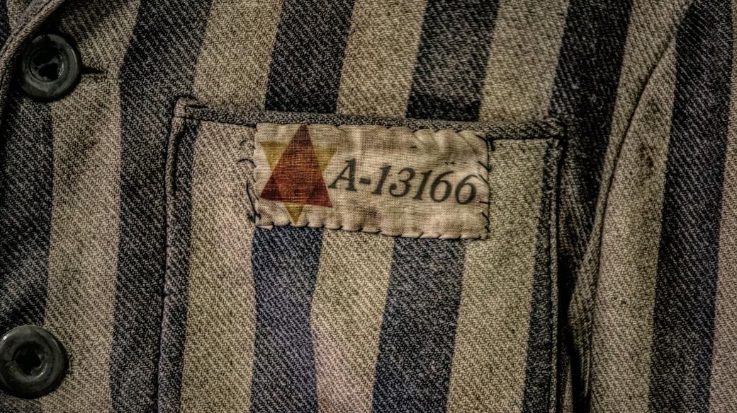 Košile vězně z koncentračního tábora Osvětim