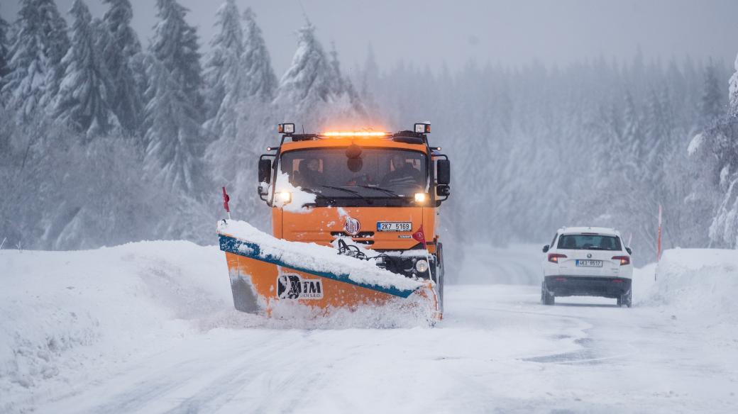 Zimní údržba silnic, radlice, prohrnování sněhu, závěje, sníh, zima, doprava, nesjízdnost, sypač. Ilustrační foto