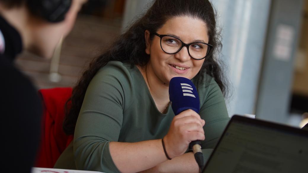 Vera Lacková během vysílání Radia Wave na MFDF Ji.hlava