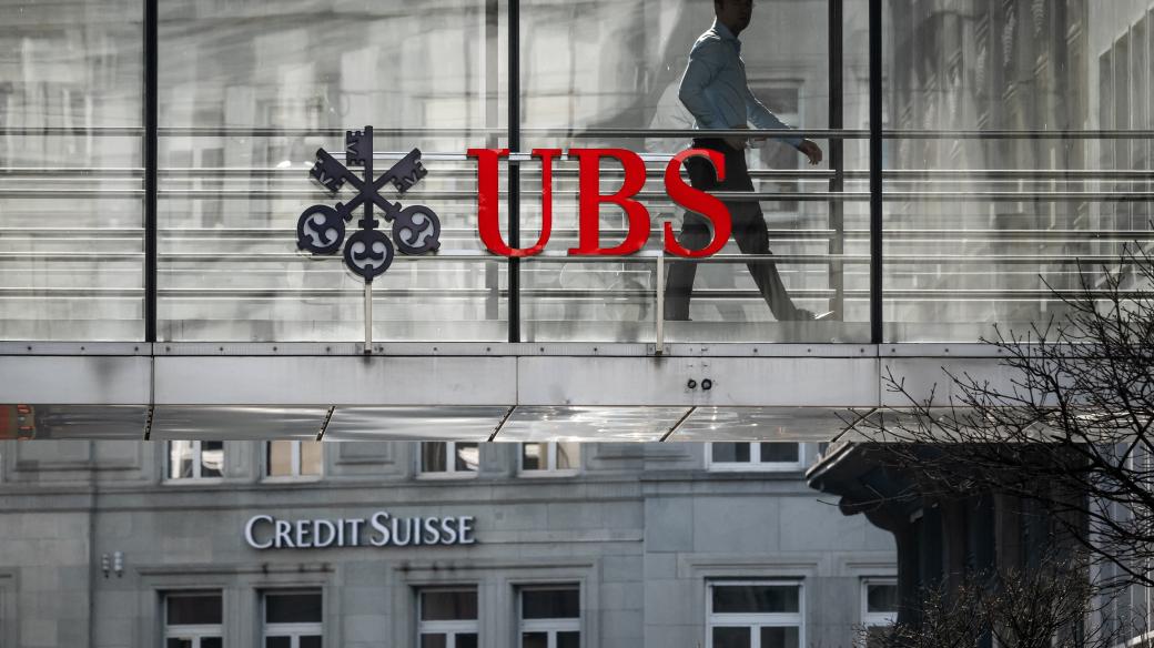 Největší švýcarská banka UBS převzala svého rivala Credit Suisse