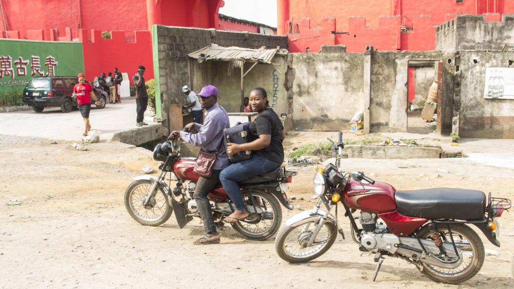 Mototaxíky zachraňovaly kolabující dopravu v centru nigerijského Lagosu. Vláda teď jejich provoz zakázala