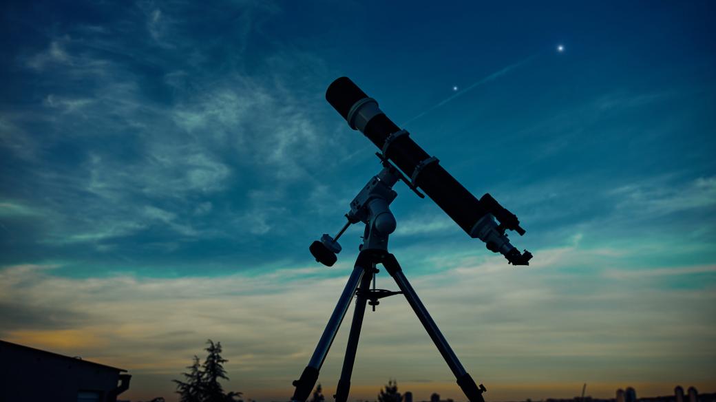 Velký astronomický dalekohled pod soumračnou oblohou připravený k pozorování hvězd