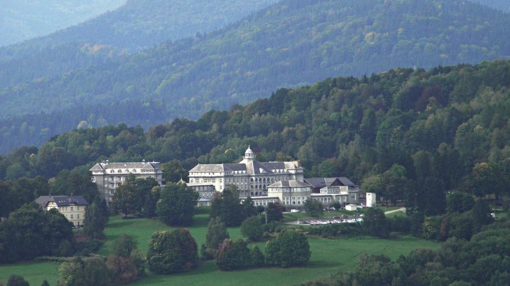 Studniční vrch v popředí se sanatoriem Priessnitz