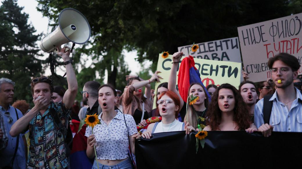 Srbsko proti násilí. Na demonstraci v Bělehradu přišly o víkendu protestovat desítky tisíc lidí