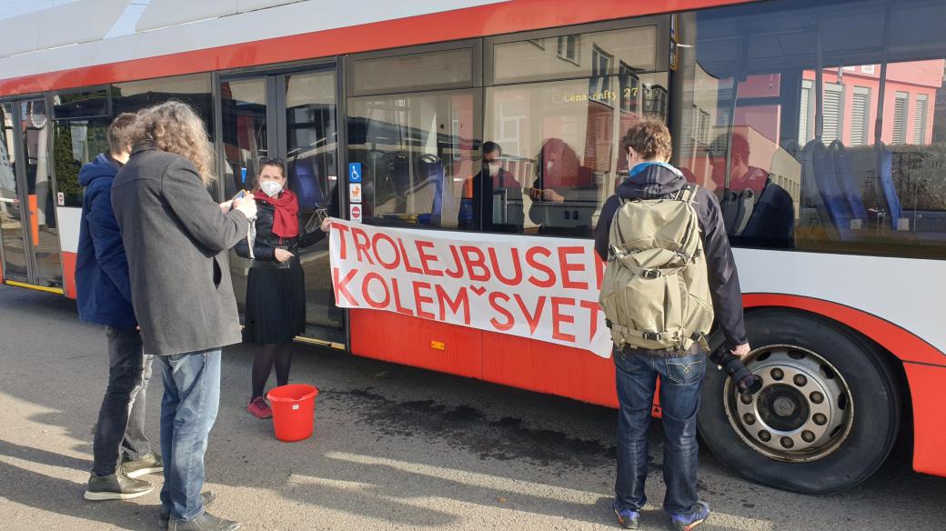 Skupina nadšenců z Brna chce objet svět neobvyklým dopravním prostředkem – trolejbusem