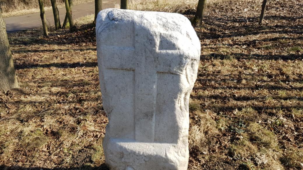 Nedvědický mramor, smírčí kámen u obce Doubravník
