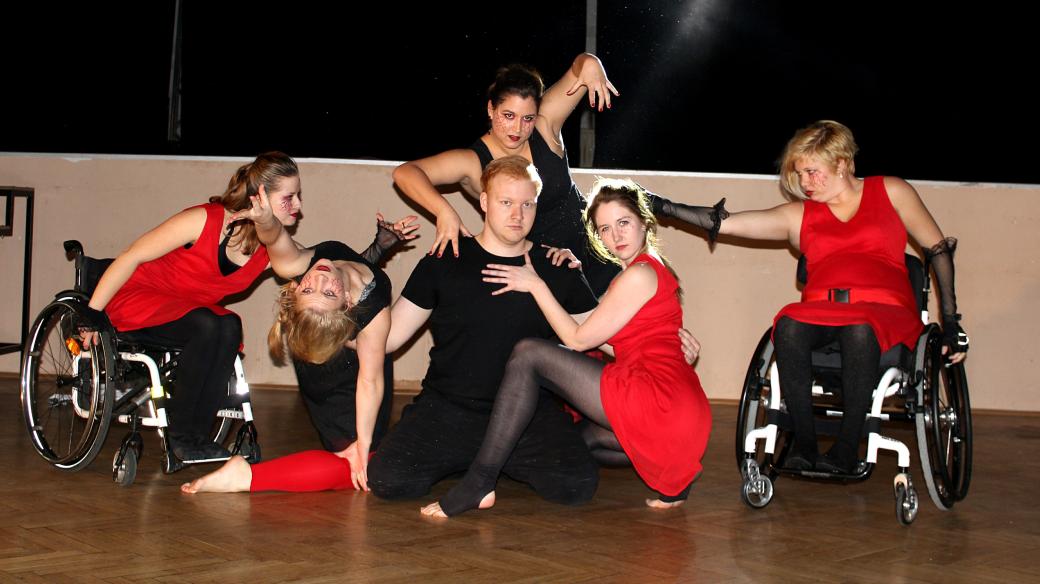 Martina (vpravo) je tanečnicí na invalidním vozíku