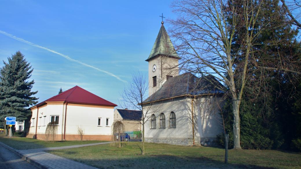 Kaple sv. Cyrila a Metoděje a obecní úřad v centru vesnice