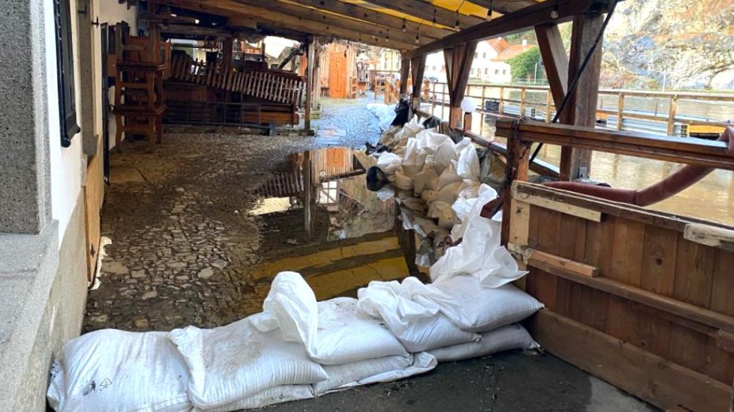 Řeka Vltava v Českém Krumlově dosáhla třetího povodňového stupně