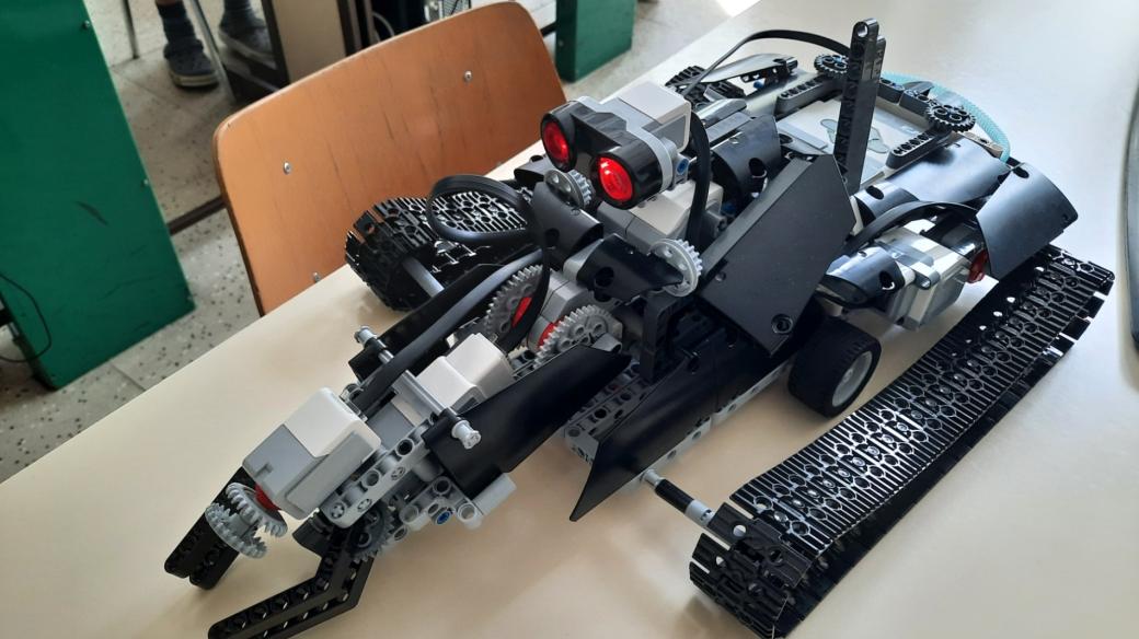 Robot z  LEGO součástek - výsledek práce dětí na letním kurzu Technické univerzity Liberec