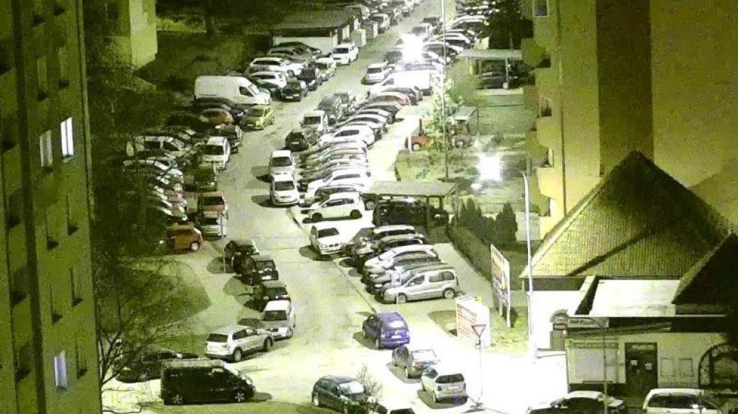 Parkování na sídlišti Máj v Českých Budějovicích na snímku z městské kamery