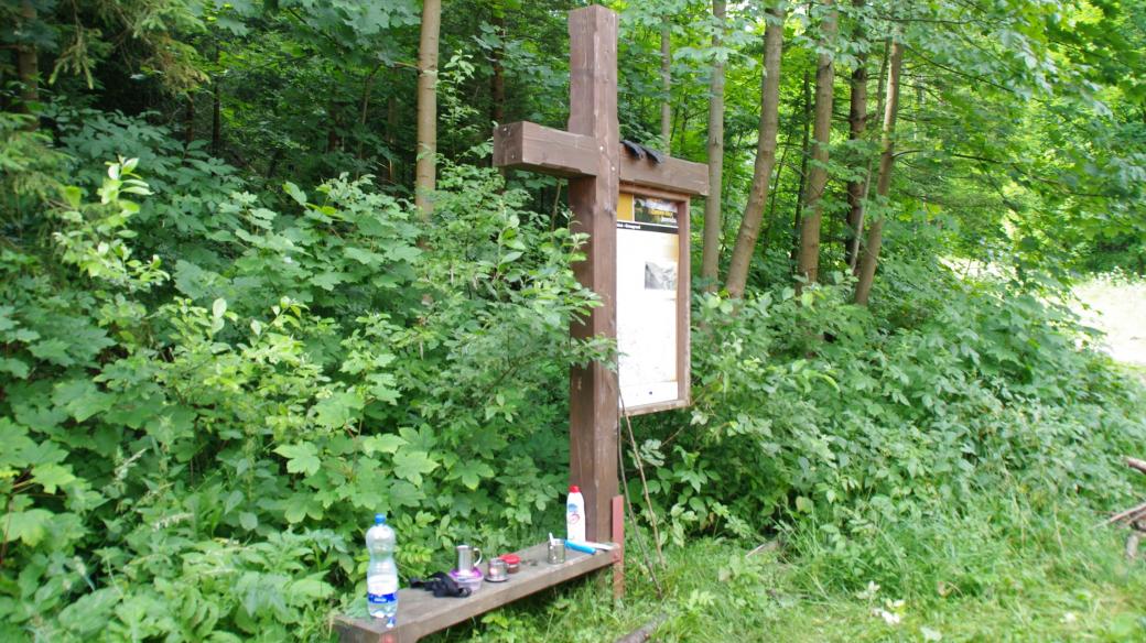 Kříž s lavičkou a popisem patří k naučné stezce po zaniklých obcích Jesenicka