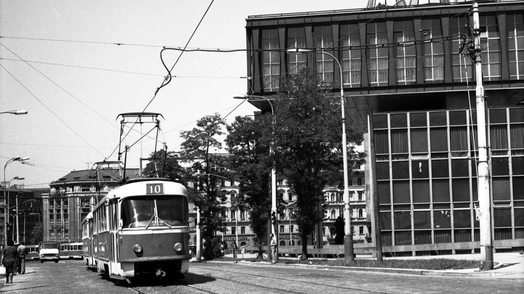 Průhled Vinohradskou ulicí s tramvajovou tratí a novou budovou Federálního shromáždění, 1974