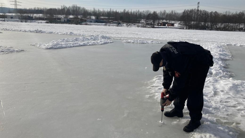 Ústečtí strážníci kontrolovali sílu ledu na Habrovickém rybníku