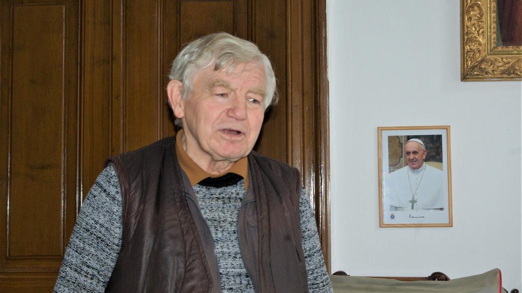 Monsignor Vladimír Hronek při natáčení velikonoční rozhlasové Návštěvy