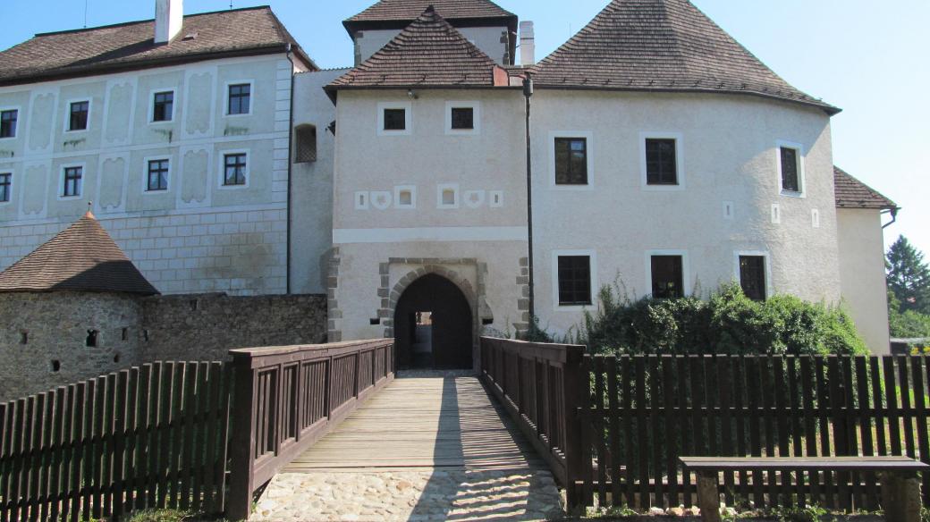 Potomci rodu Buquoyů využívali hrad v Nových Hradech až do roku 1945 jen jako hospodářské zázemí a bydliště personálu. Sami bydleli na nedalekém zámku. Dnes je ale paradoxně na hradě k vidění z velké části především mobiliář z novohradského zámku