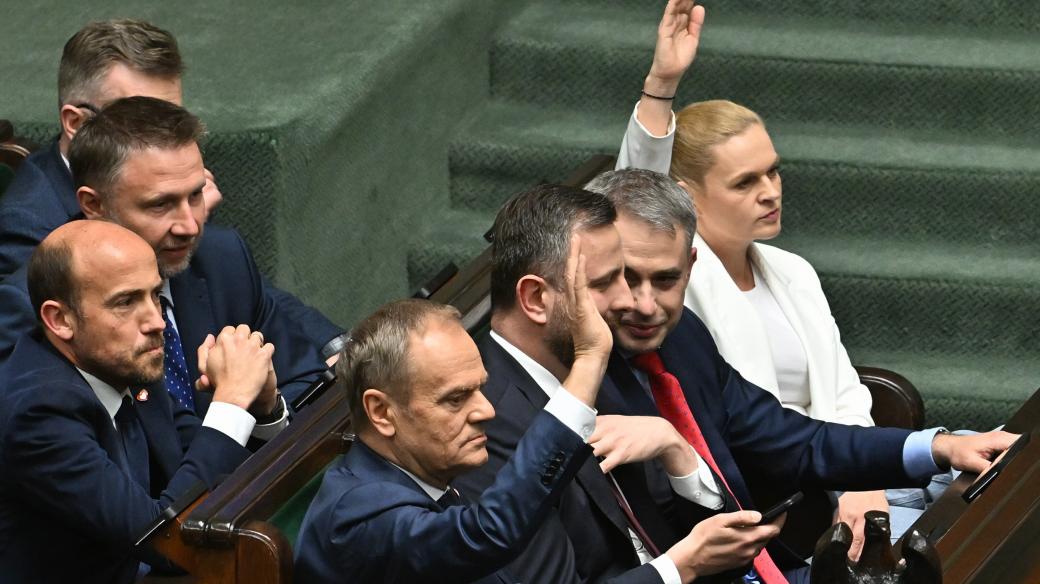 Polský parlament hlasoval o liberalizaci potratového zákona. Uprostřed hlasuje polský premiér Donald Tusk
