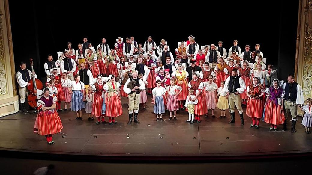 Soubor písní a tanců Jiskra Plzeň ve Velkém divadle J. K. Tyla při oslavě 65. výročí