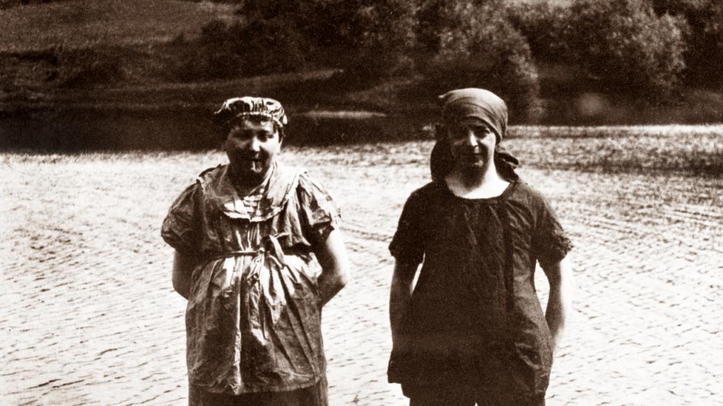 Spisovatelé Jaroslav Hašek (vlevo) a Z. M. Kuděj na výletě v roce 1914
