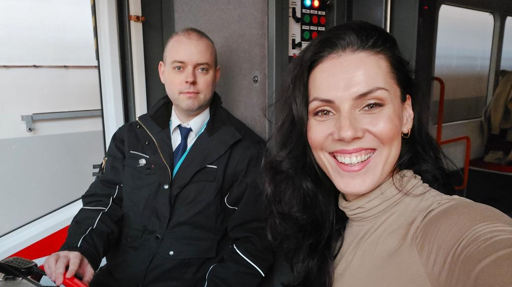 Lukáš Lyčka a Sabina Vosecká v kabině strojvedoucího metra