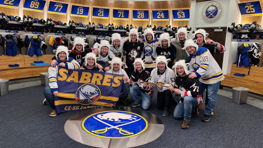 Česká parta fanoušků Buffala Sabres při zahraničním tripu na zápasy NHL