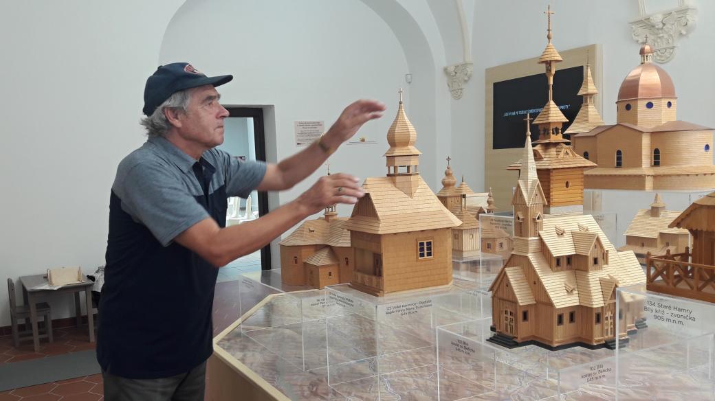 Modelář Jan Blizňák se svými kostely na paskovském zámku