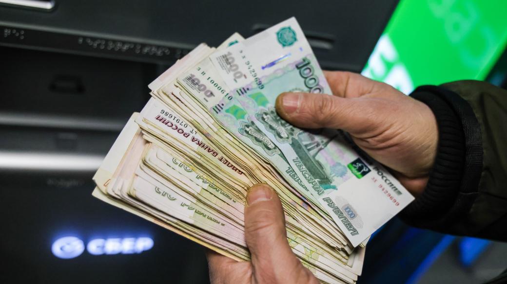 Ruská měna výrazně oslabuje