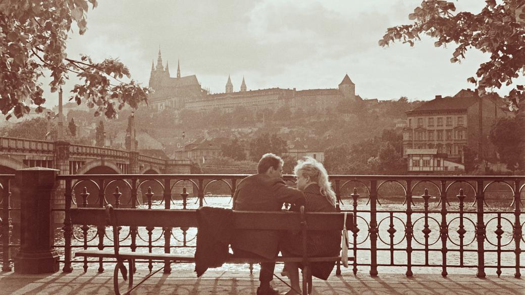 Dvojice na lavičce na Smetanově nábřeží, v pozadí Pražský hrad, 1962