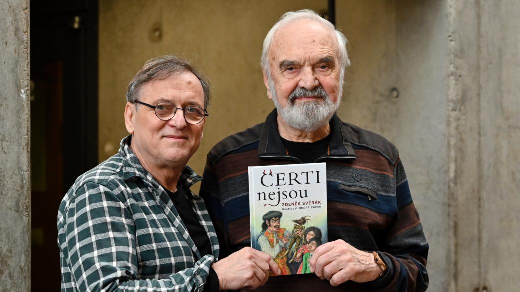Zdeněk Svěrák (vpravo) s ilustrátorem jeho knihy pro děti Čerti nejsou Jindrou Čapkem (vlevo)
