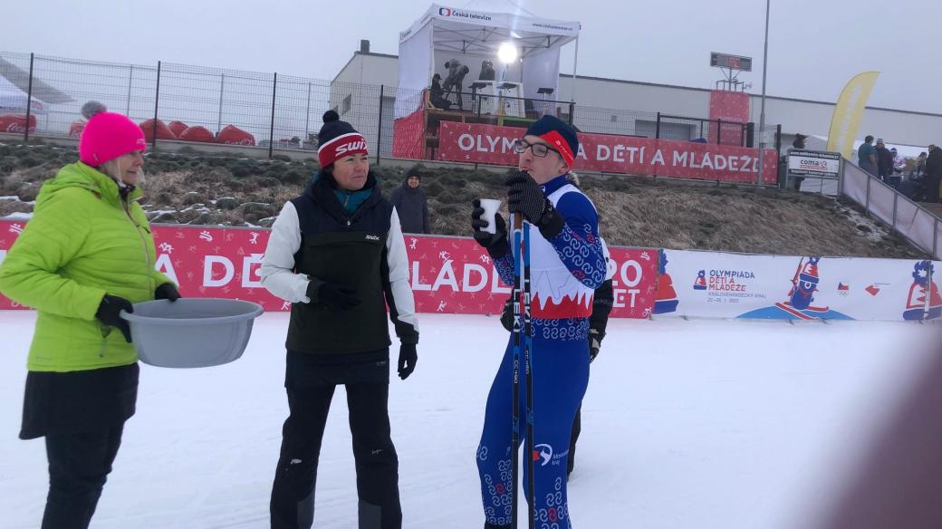 Dvacítka nevidomých dětí soutěží v běžeckém lyžování při zimní olympiádě mládeže ve Vrchlabí