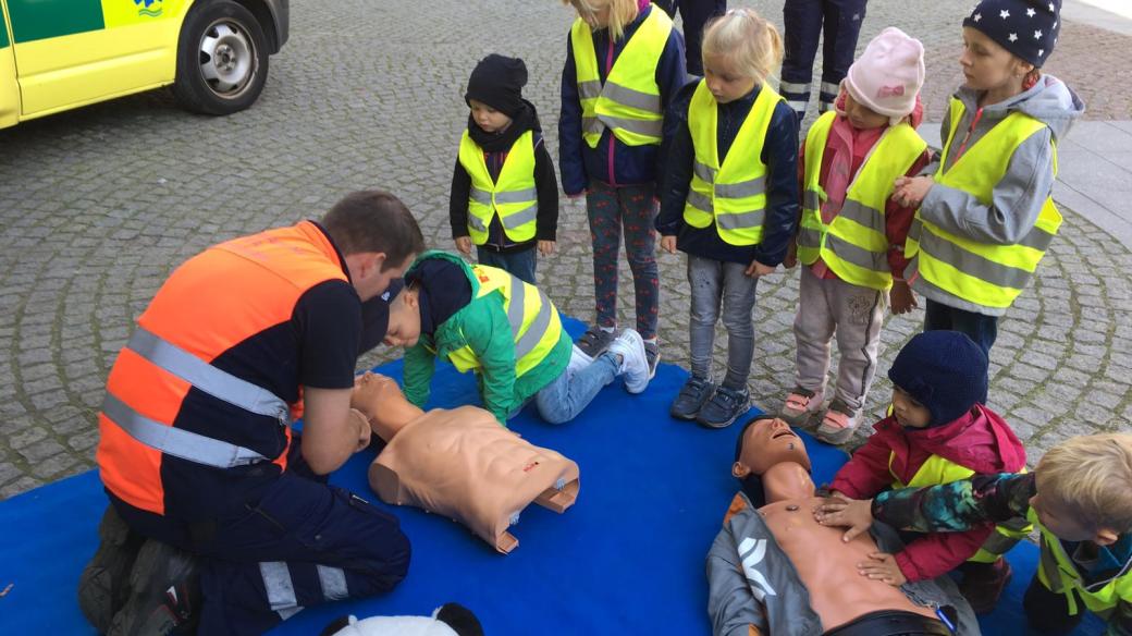 Lidé se při Evropském dni záchrany života učili poskytovat první pomoc