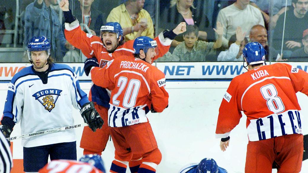 David Moravec a Martin Procházka se radují z vítězství na Mistrovství světa v hokeji v roce 2001 v Hannoveru