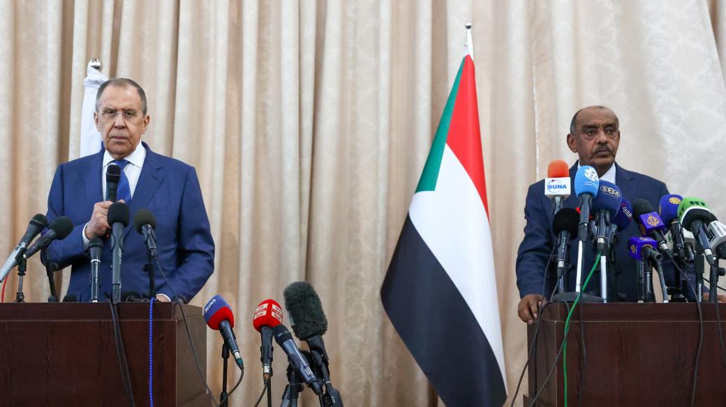 Ruský ministr zahraničí Sergej Lavrov a úřadující ministr zahraničí Súdánu Ali al-Sadik
