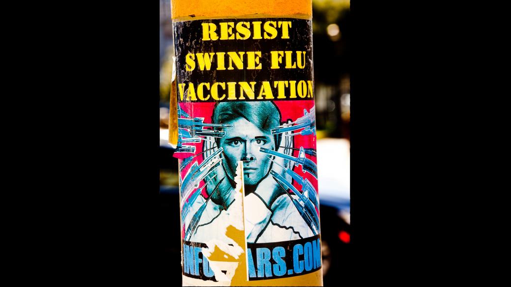 Ilustrační foto (plakát, odmítající očkování proti prasečí chřipce, autor Thomas Hawk, 2009)