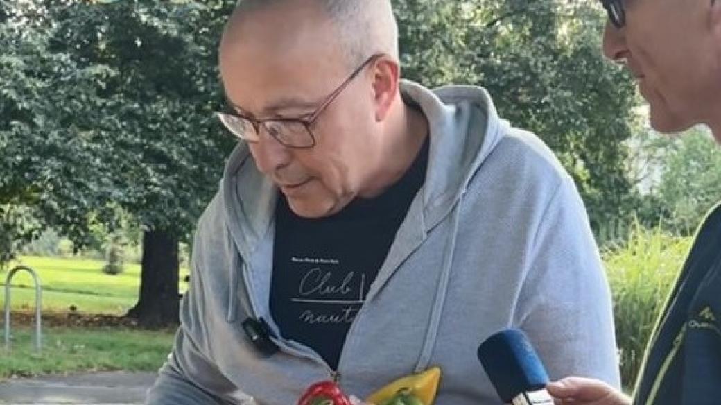 Jan Pokorný při nákupu na farmářském trhu