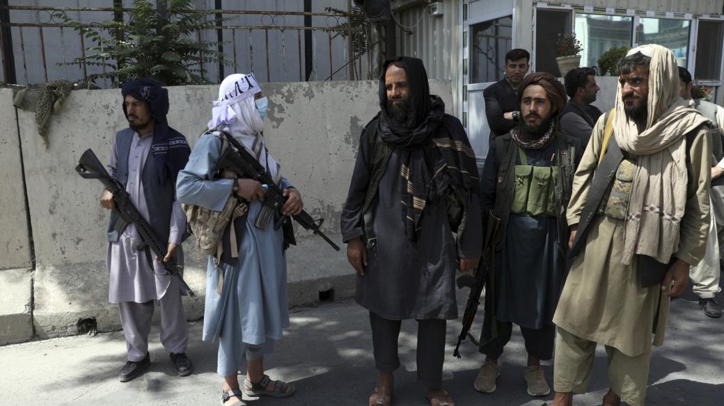 Bojovníci Tálibánu před prezidentským palácem v Kábulu