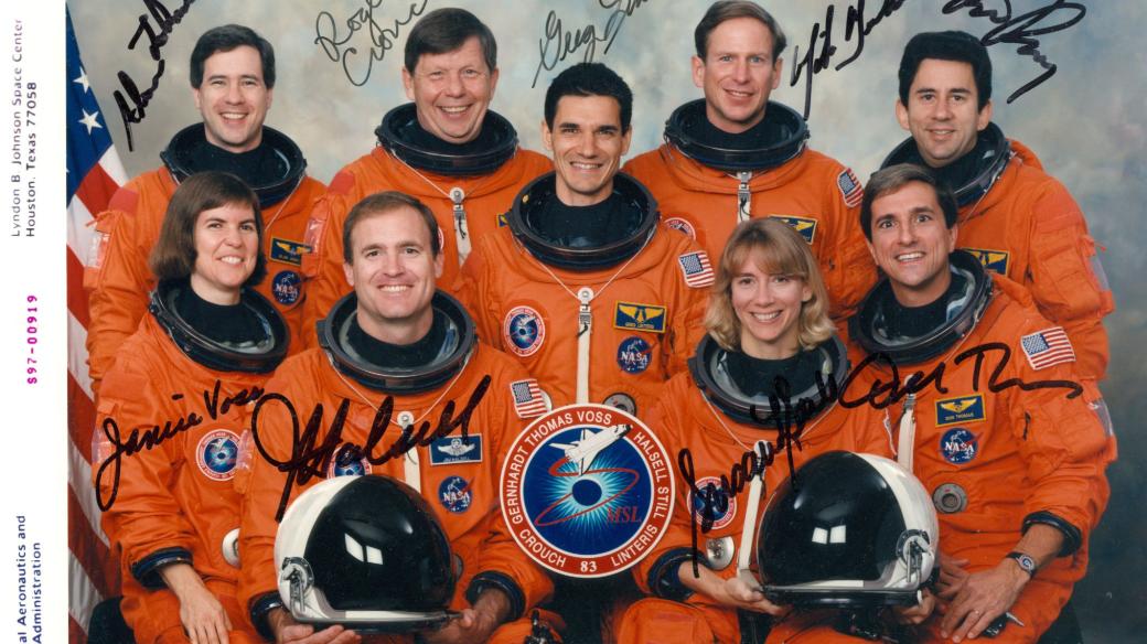 Foto a podpisy posádky raketoplánu STS-83 včetně náhradníků