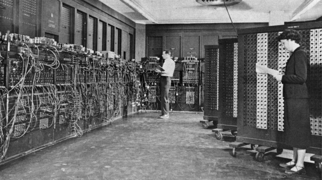 Glen Beck (vzadu) a Betty Snyderová (vpředu) programují ENIAC (Electronic Numerical Integrator And Computer) někdy mezi lety 1947 a 1955